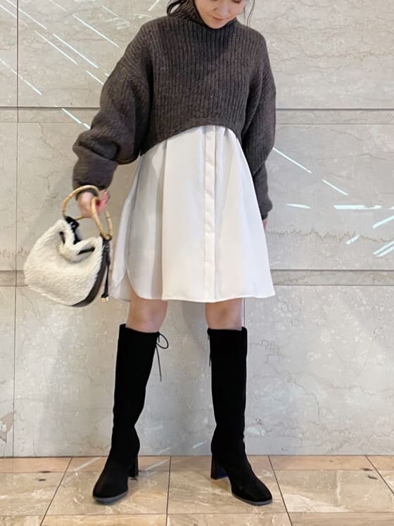 ブラック系のその他シューズ、ブラック系のハンドバッグ、ブラウン系のワンピースを着用したレディースの秋コーディネートの3枚目の写真