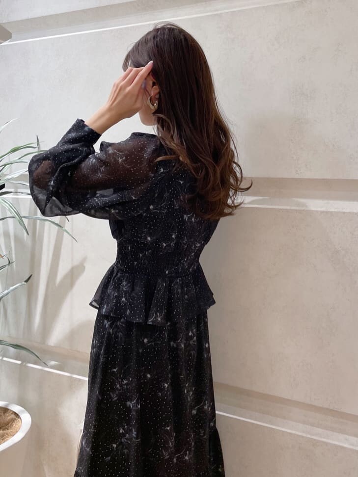 ブラック系のワンピース、ブラック系のその他シューズ、グレー系のトレンチコートを着用したレディースの冬コーディネートの9枚目の写真