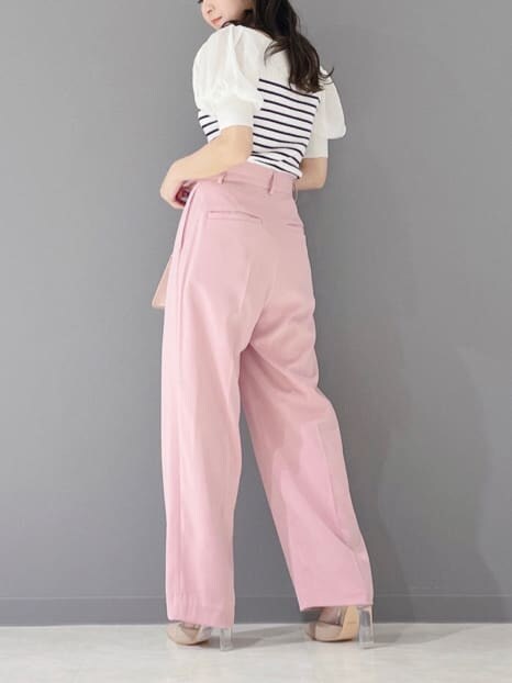 ベージュ系のパンプス、ピンク系のショルダーバッグ、ホワイト系のニット/セーターを着用したレディースの春コーディネートの7枚目の写真