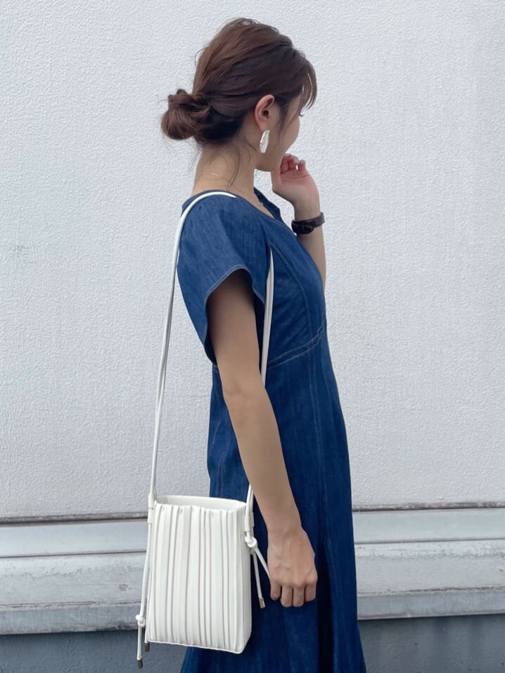 ブルー系のワンピース、ブラウン系のサンダル、ホワイト系のハンドバッグを着用したレディースの夏コーディネートの3枚目の写真