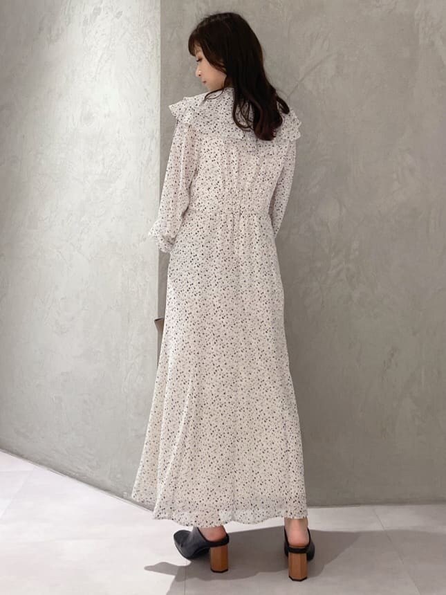 ブラウン系のハンドバッグ、ホワイト系のワンピース、ブラック系のサンダルを着用したレディースの夏コーディネートの6枚目の写真