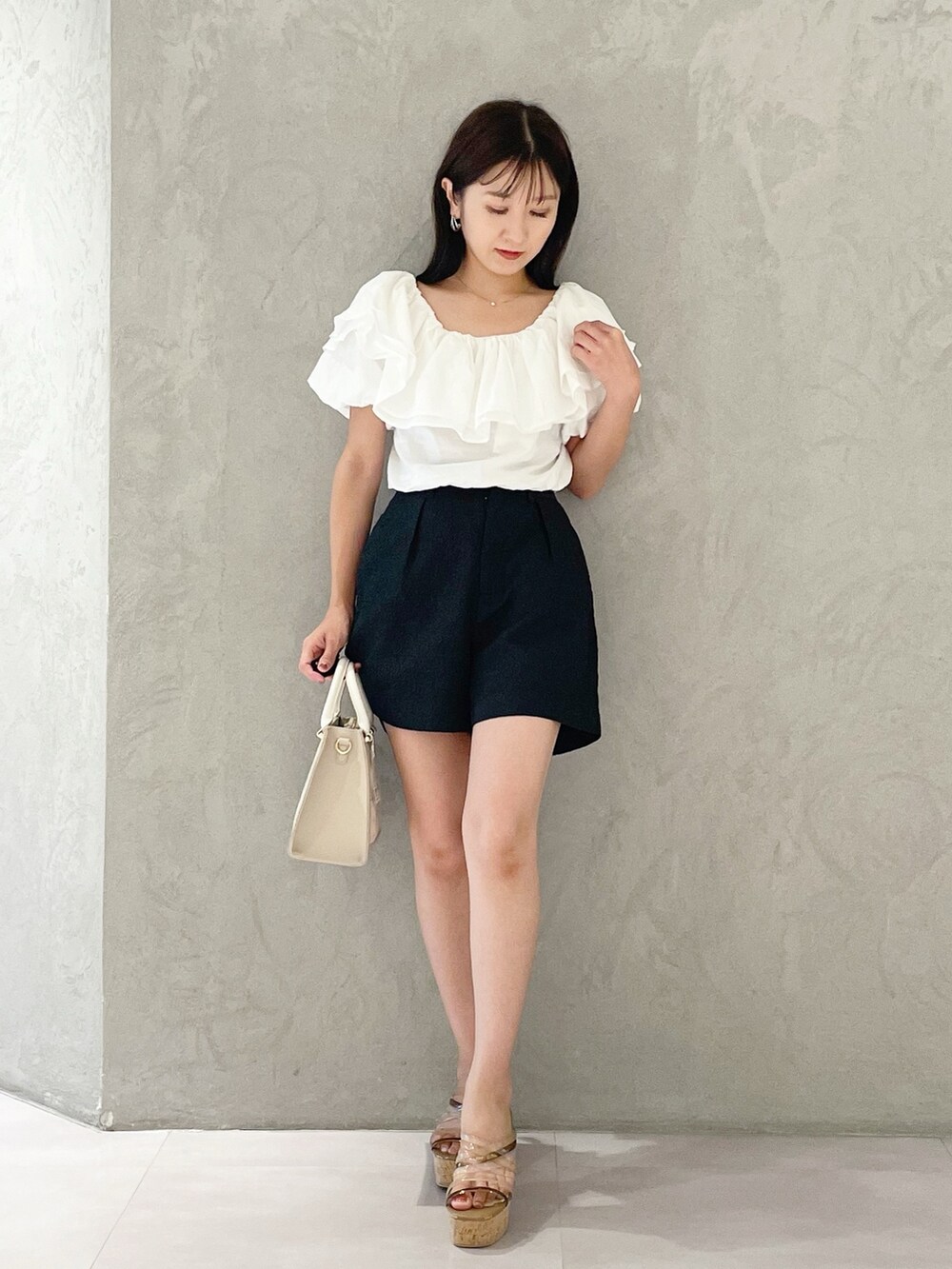 ブラック系のその他パンツ、ブラウン系のサンダル、ベージュ系のショルダーバッグを着用したレディースの夏コーディネートの5枚目の写真