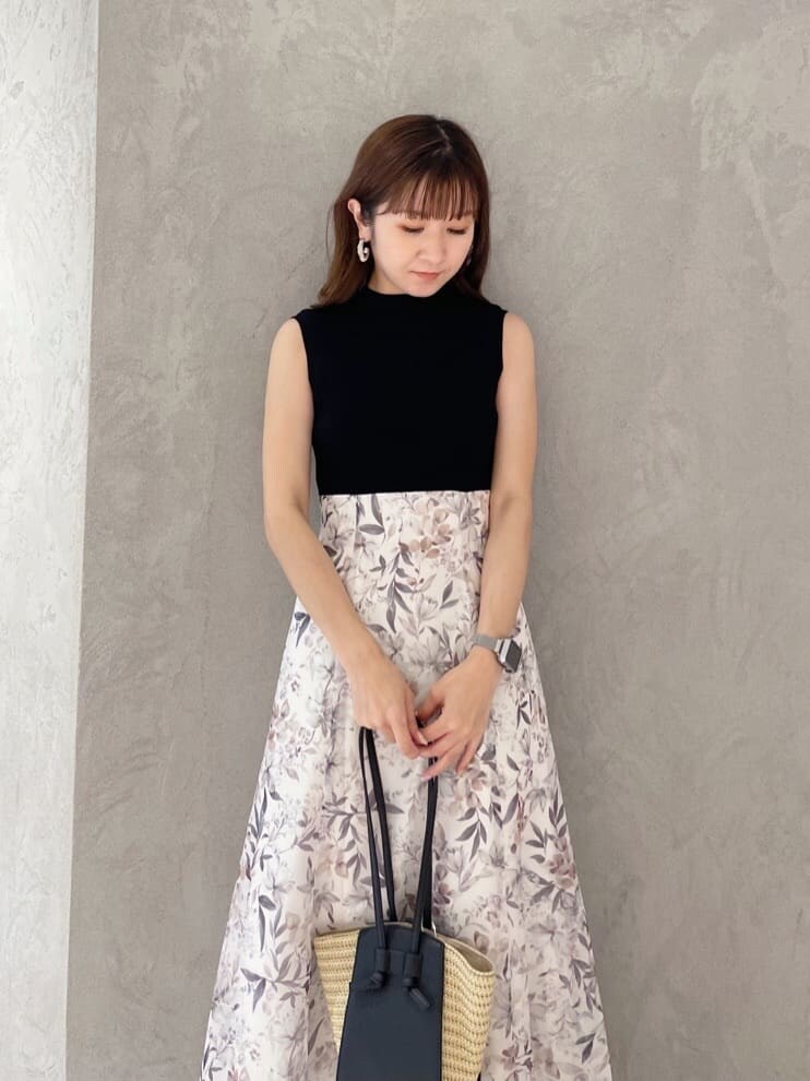 グリーン系のサンダル、ブラック系のトートバッグ、ブラック系のワンピースを着用したレディースの夏コーディネートの2枚目の写真