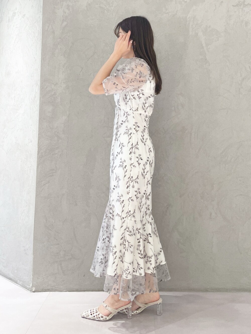 その他のパンプス、ホワイト系のショルダーバッグ、グレー系のワンピースを着用したレディースの春コーディネートの5枚目の写真