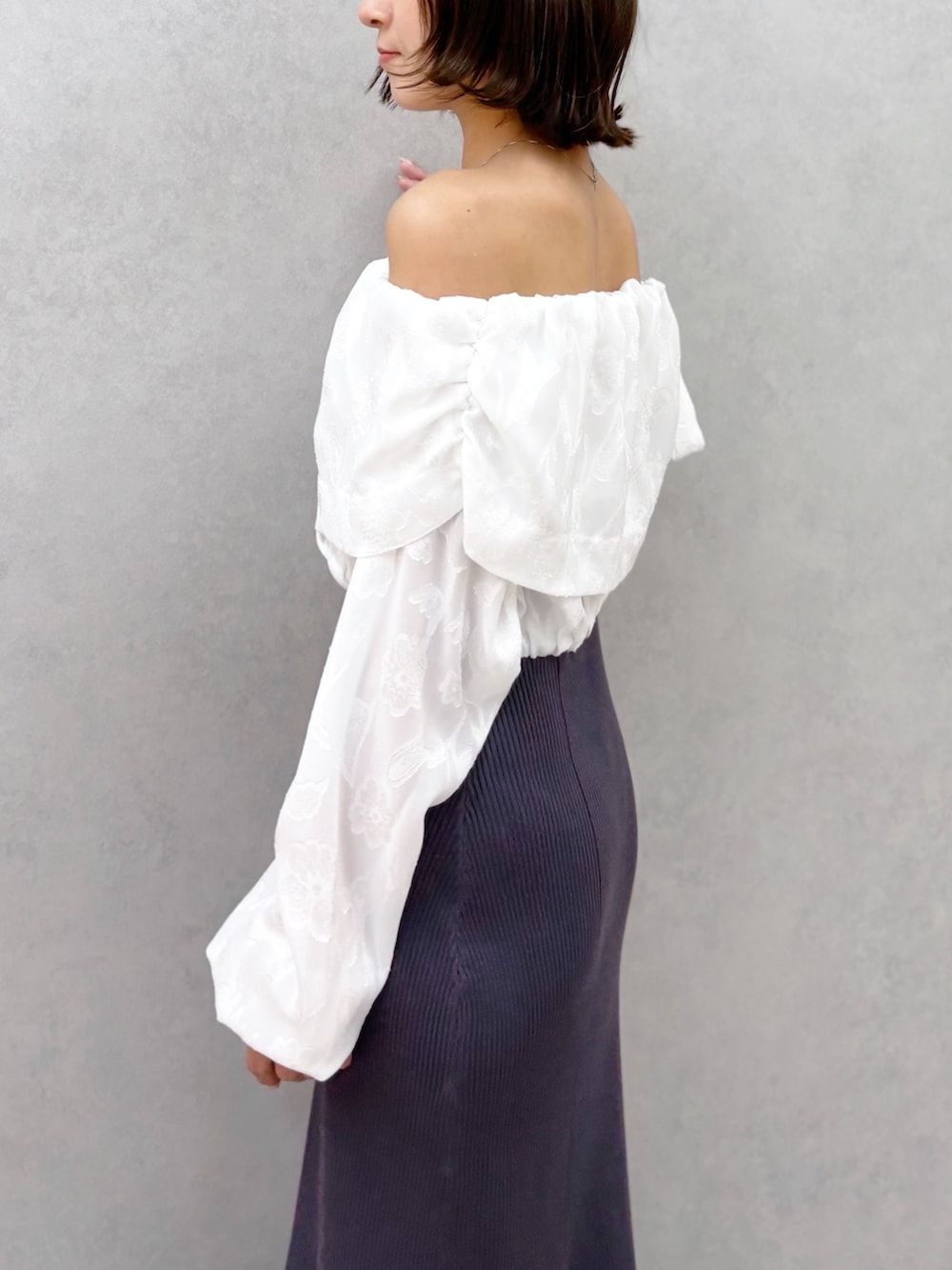 ブラウン系のパンプス、グレー系のワンピースを着用したレディースの冬コーディネートの4枚目の写真