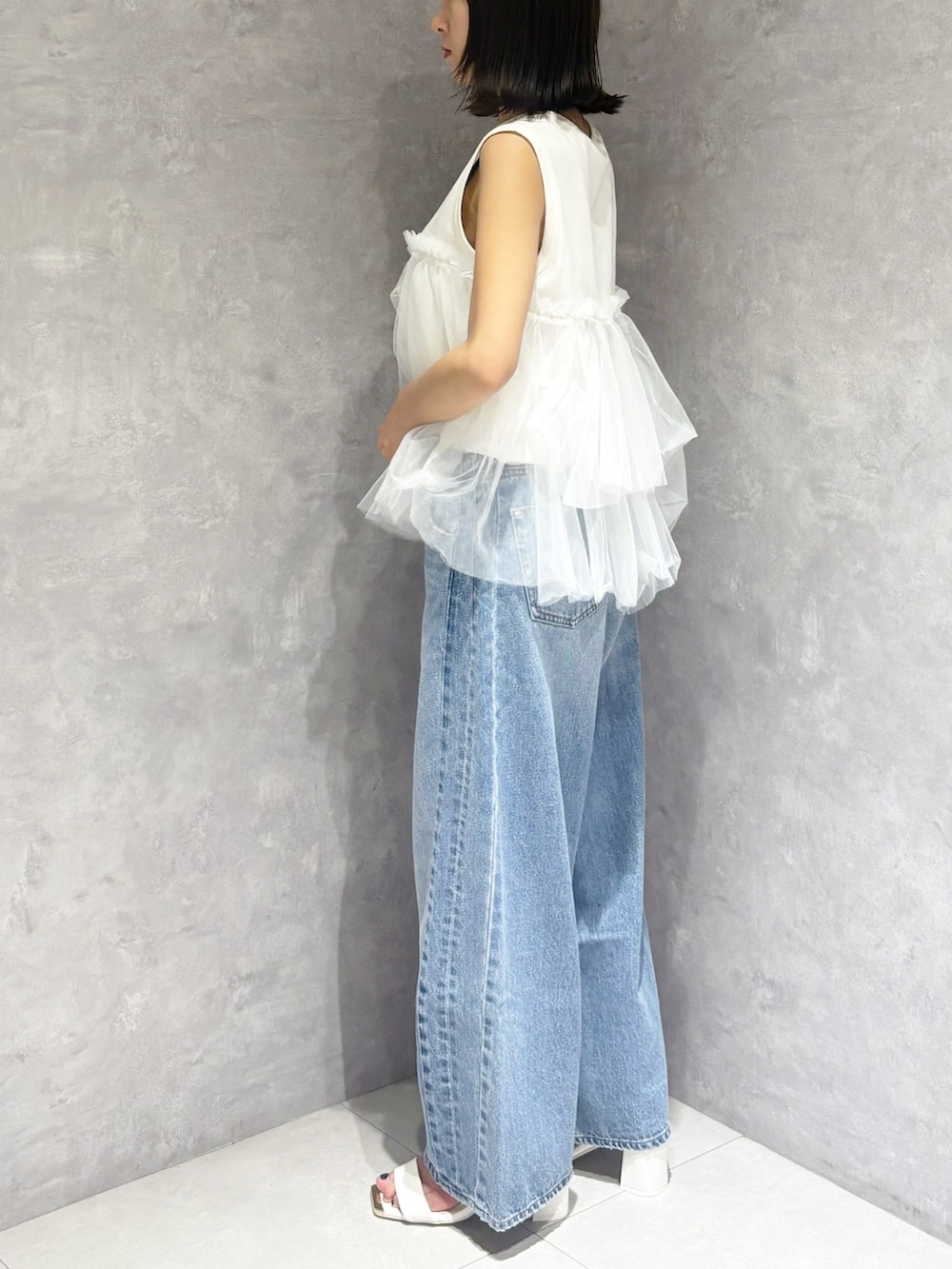 ホワイト系のTシャツ/カットソー、ブルー系のデニムパンツを着用したレディースの夏コーディネートの3枚目の写真