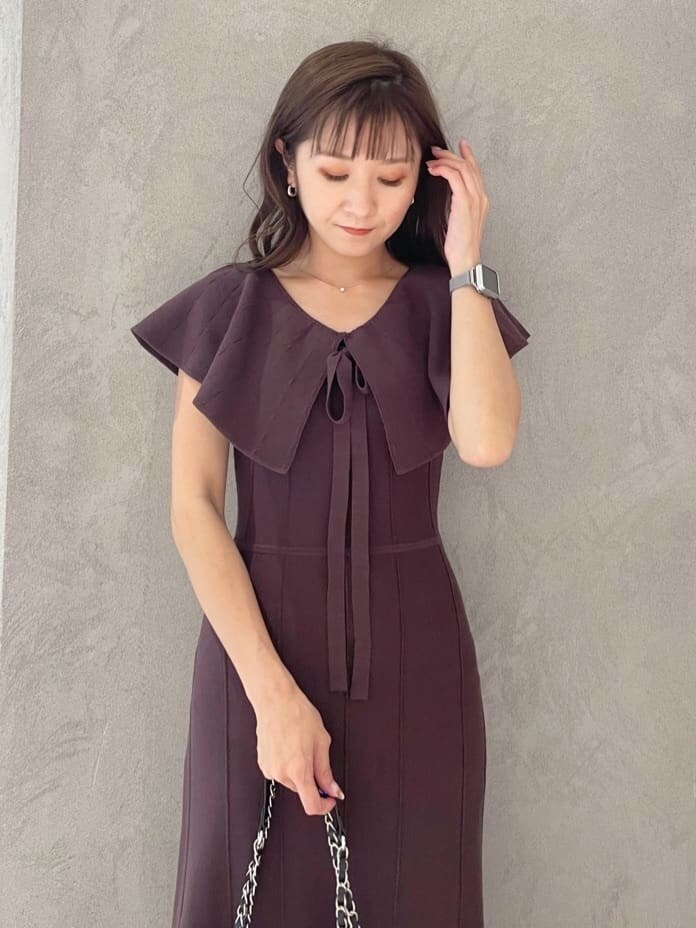 ブラウン系のワンピースを着用したレディースの夏コーディネートの3枚目の写真