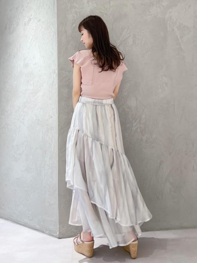 ピンク系のショルダーバッグ、グリーン系のサンダル、ピンク系のニット/セーターを着用したレディースの春コーディネートの9枚目の写真