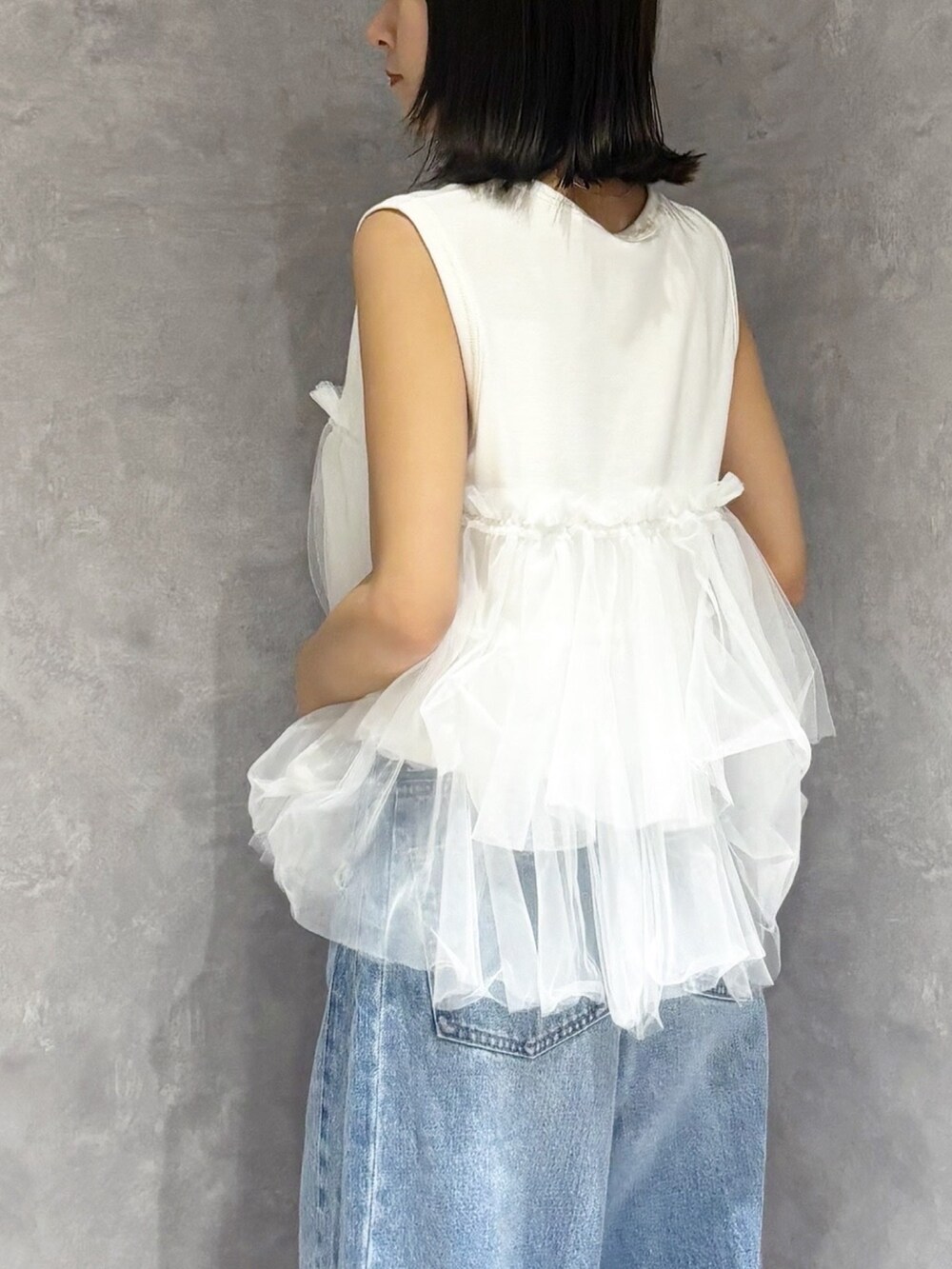 ホワイト系のTシャツ/カットソー、ブルー系のデニムパンツを着用したレディースの夏コーディネートの4枚目の写真