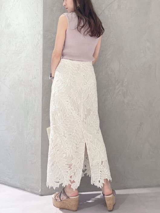 ホワイト系のスカート、ピンク系のニット/セーター、グリーン系のサンダルを着用したレディースの夏コーディネートの5枚目の写真