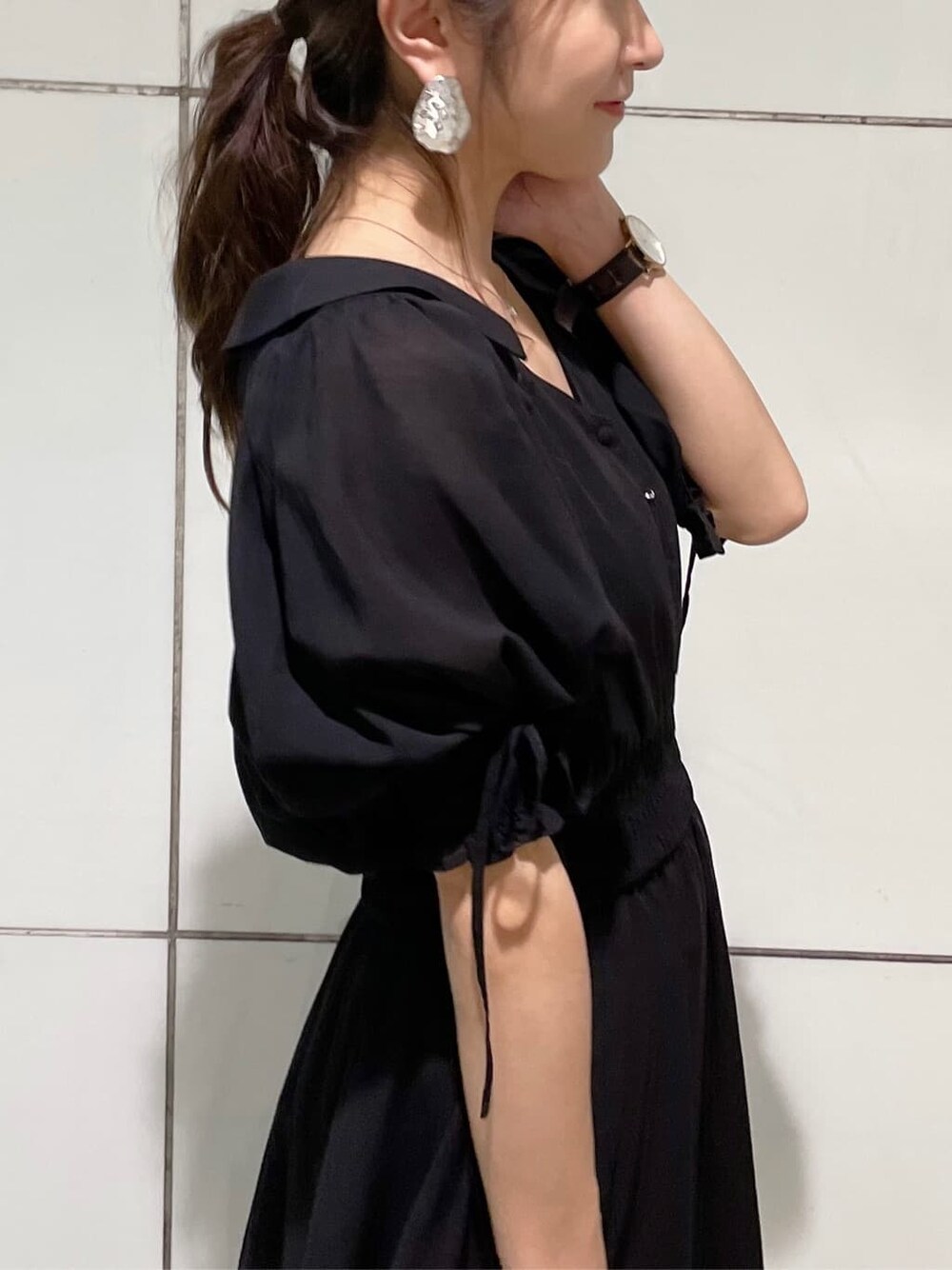 ブラック系のワンピースを着用したレディースの夏コーディネートの3枚目の写真