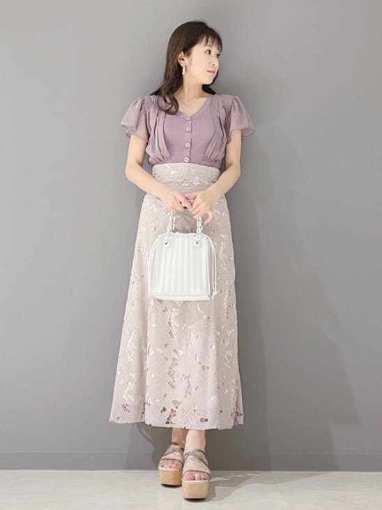 ホワイト系のハンドバッグ、グリーン系のサンダル、ピンク系のワンピースを着用したレディースの春コーディネートの10枚目の写真