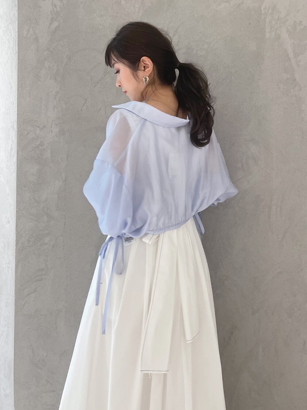 ホワイト系のワンピース、ブルー系のシャツ/ブラウス、シルバー系のサンダルを着用したレディースの春コーディネートの6枚目の写真