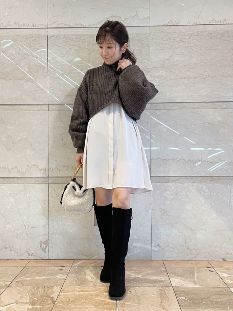 ブラック系のその他シューズ、ブラック系のハンドバッグ、ブラウン系のワンピースを着用したレディースの秋コーディネートの5枚目の写真