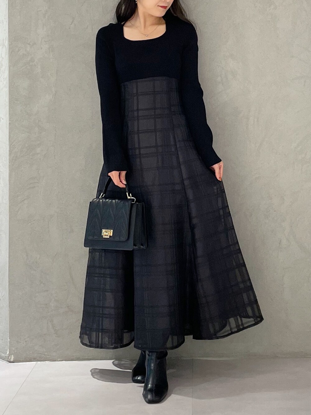 ブラック系のショルダーバッグ、ブラック系のワンピースを着用したレディースの秋コーディネートの6枚目の写真