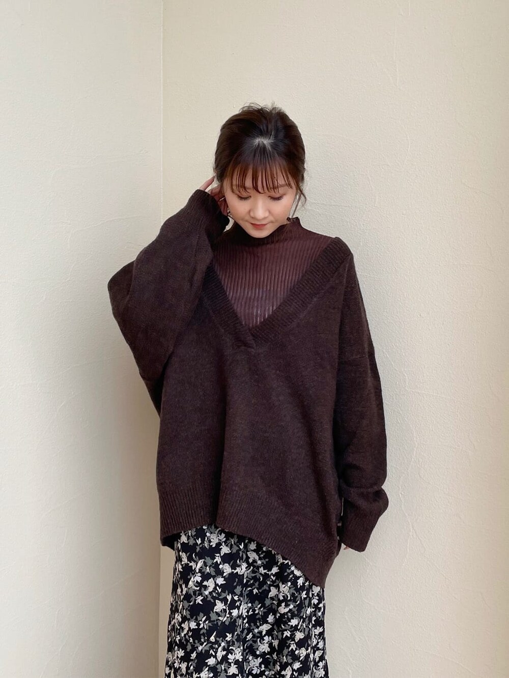 ブラック系のスカート、ブラウン系のニット/セーター、ブラック系のその他シューズを着用したレディースの秋コーディネートの2枚目の写真