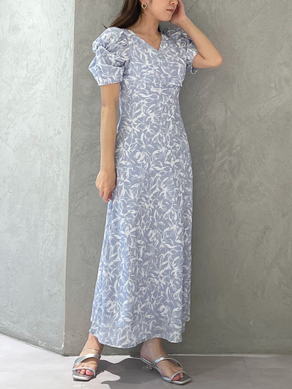 シルバー系のサンダル、ブルー系のワンピースを着用したレディースの春コーディネートの2枚目の写真