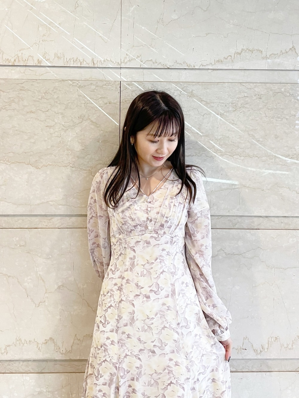 パープル系のワンピース、ブラック系のブーツを着用したレディースの冬コーディネートの7枚目の写真