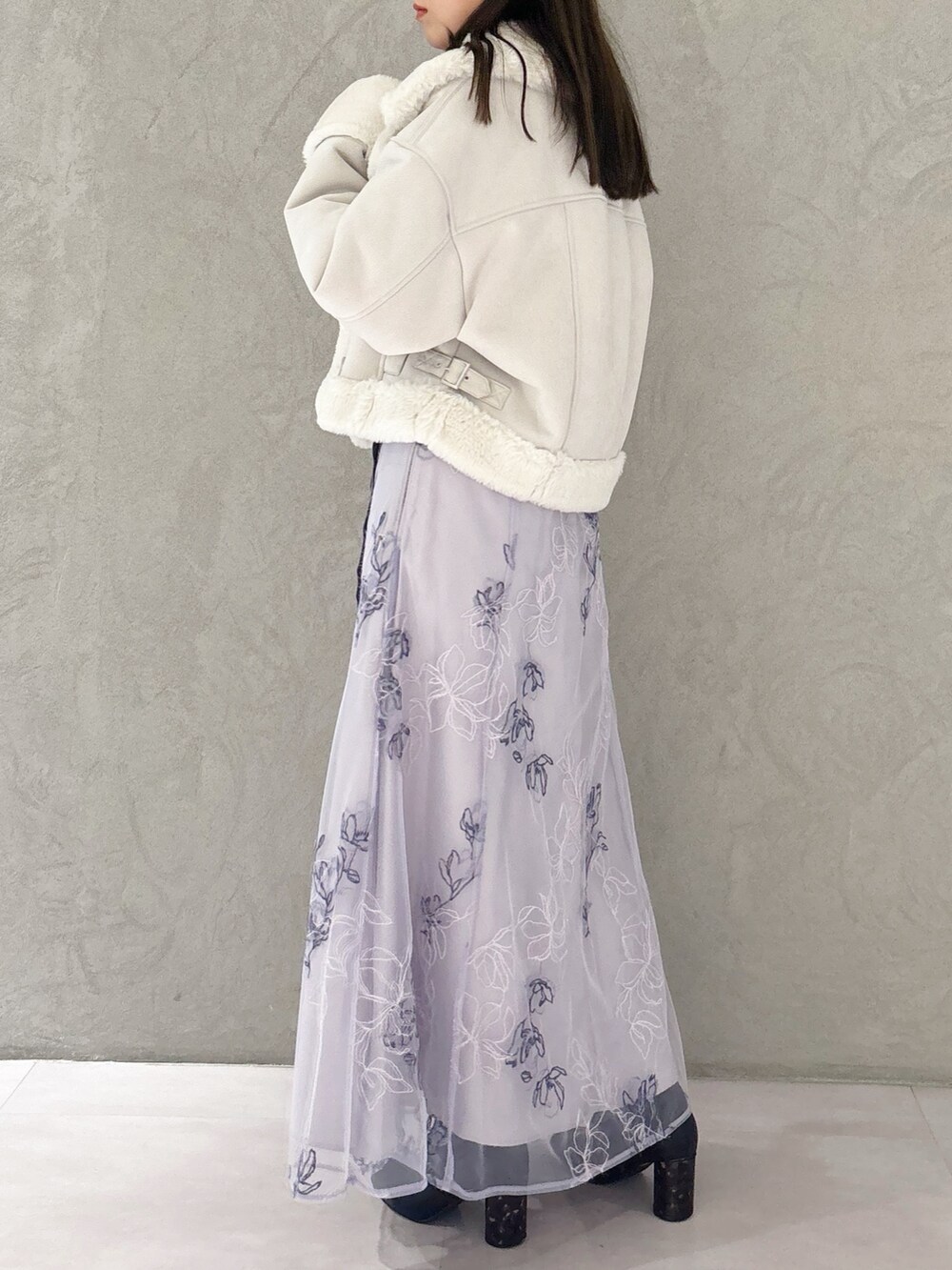 パープル系のワンピース、ブラック系のブーツ、グレー系のムートンコートを着用したレディースの秋コーディネートの8枚目の写真