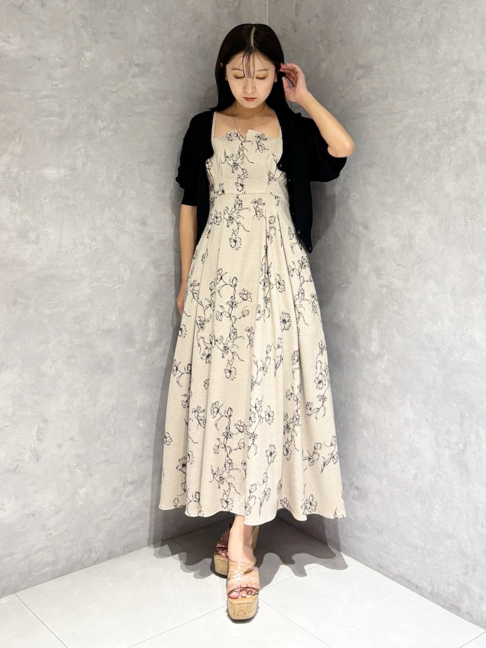 「大人カジュアル、春夏コーデ、シンプルコーデ、ワンピース、きれいめカジュアル、ドライブ、大人かわいい、夏、大人コーデ、低身長女子、花柄ワンピース、花柄」｜「MERCURYDUOのリネンライクバックレースアップキャミワンピース（ワンピース、ベージュ系）」を使った、kaho さん（レディース・151cm）の春コーディネートの5枚目の写真