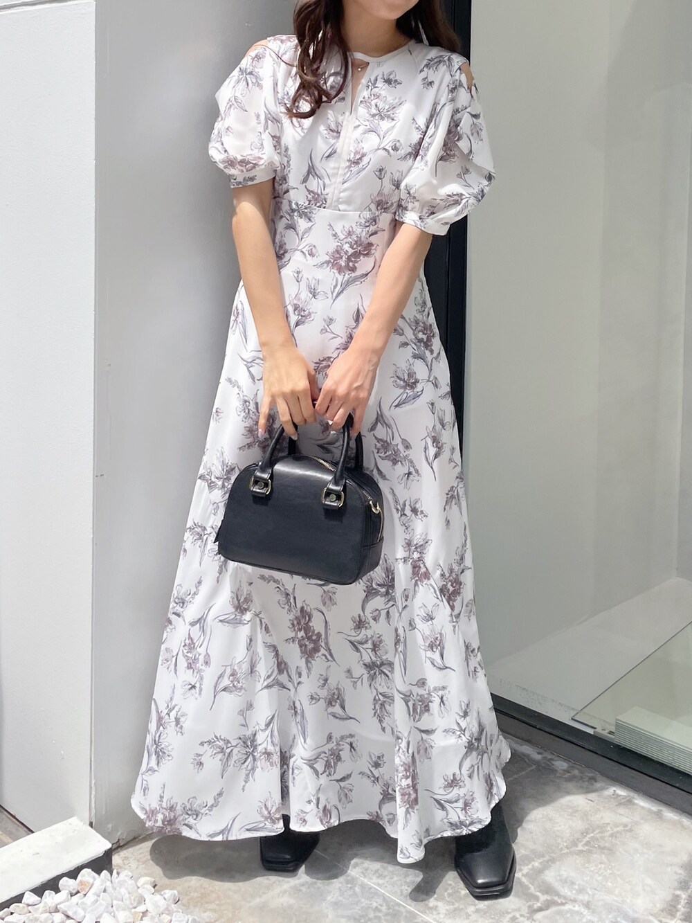 ホワイト系のワンピースを着用したレディースの夏コーディネートの4枚目の写真