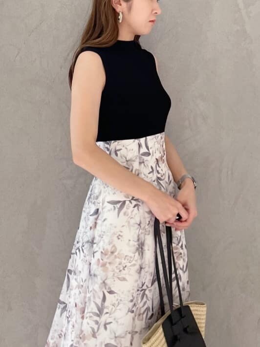 グリーン系のサンダル、ブラック系のトートバッグ、ブラック系のワンピースを着用したレディースの夏コーディネートの6枚目の写真