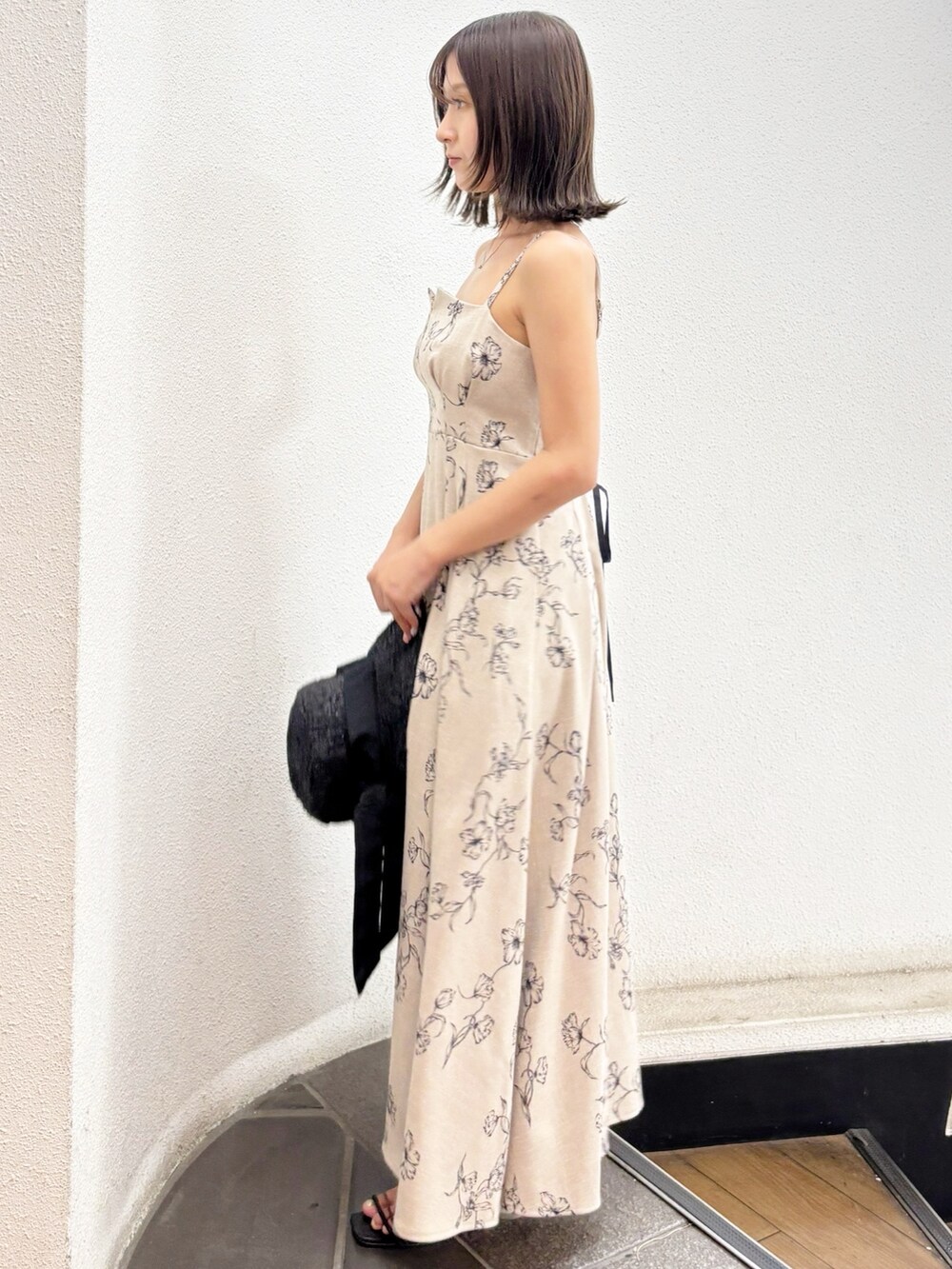 ベージュ系のワンピースを着用したレディースの夏コーディネートの3枚目の写真