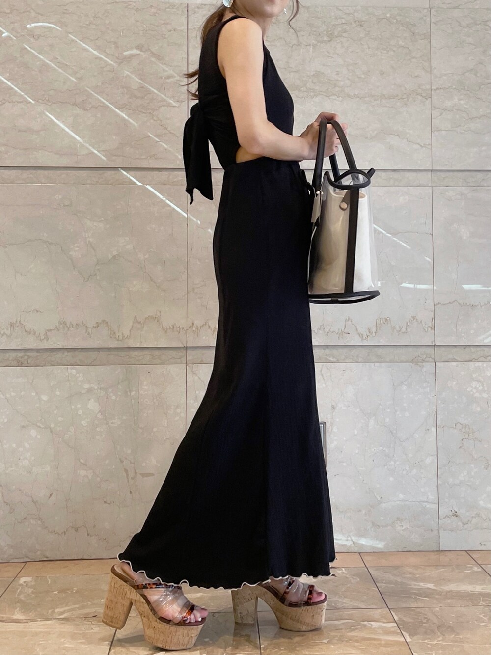 ブラック系のトートバッグ、ベージュ系のサンダルを着用したレディースの夏コーディネートの5枚目の写真