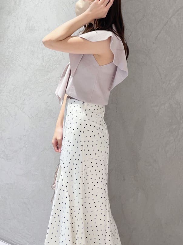 ピンク系のショルダーバッグ、グリーン系のサンダル、ピンク系のニット/セーターを着用したレディースの春コーディネートの4枚目の写真