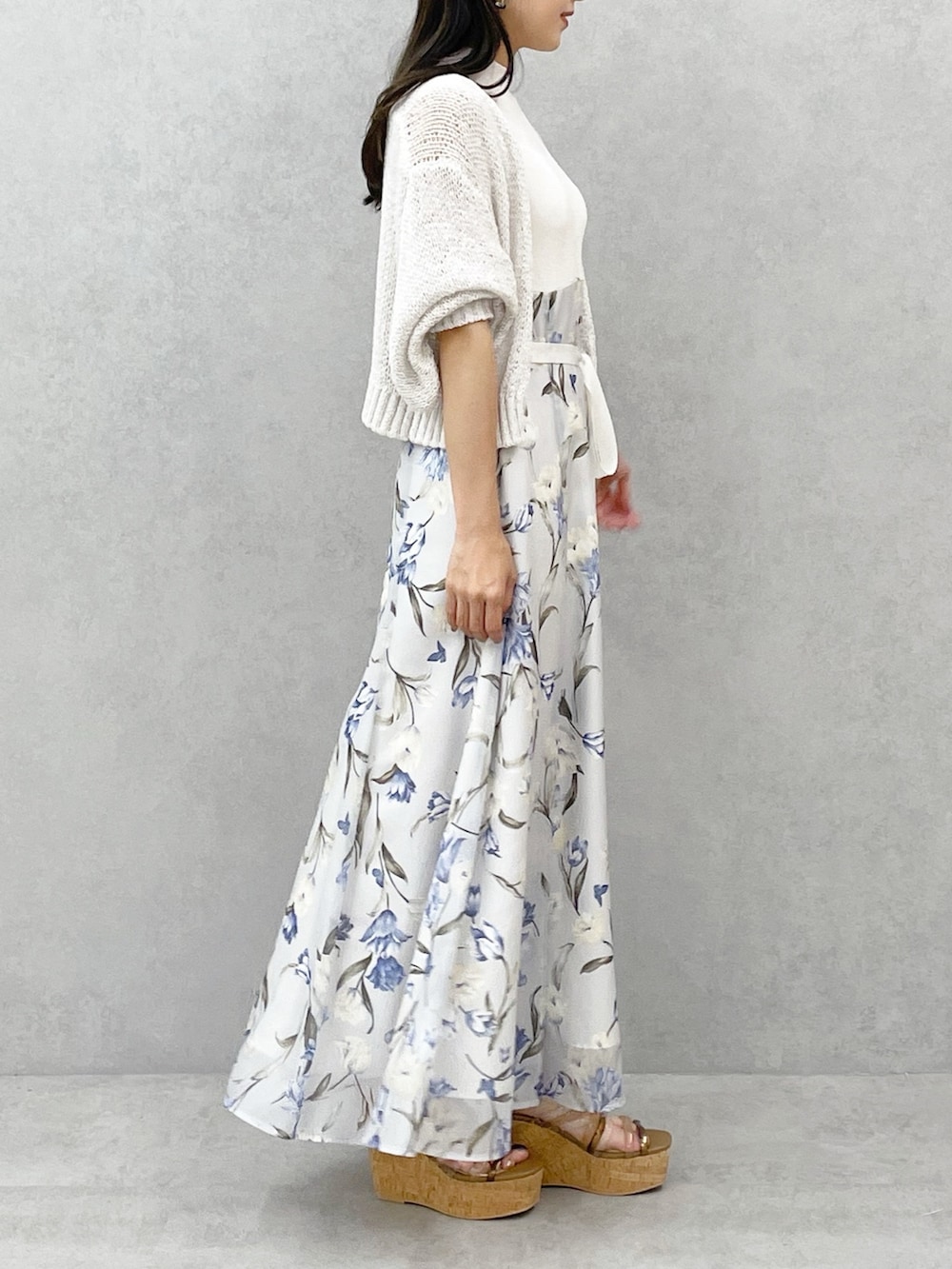 ブラウン系のサンダル、ブルー系のワンピース、ホワイト系のカーディガン/ボレロを着用したレディースの春コーディネートの3枚目の写真