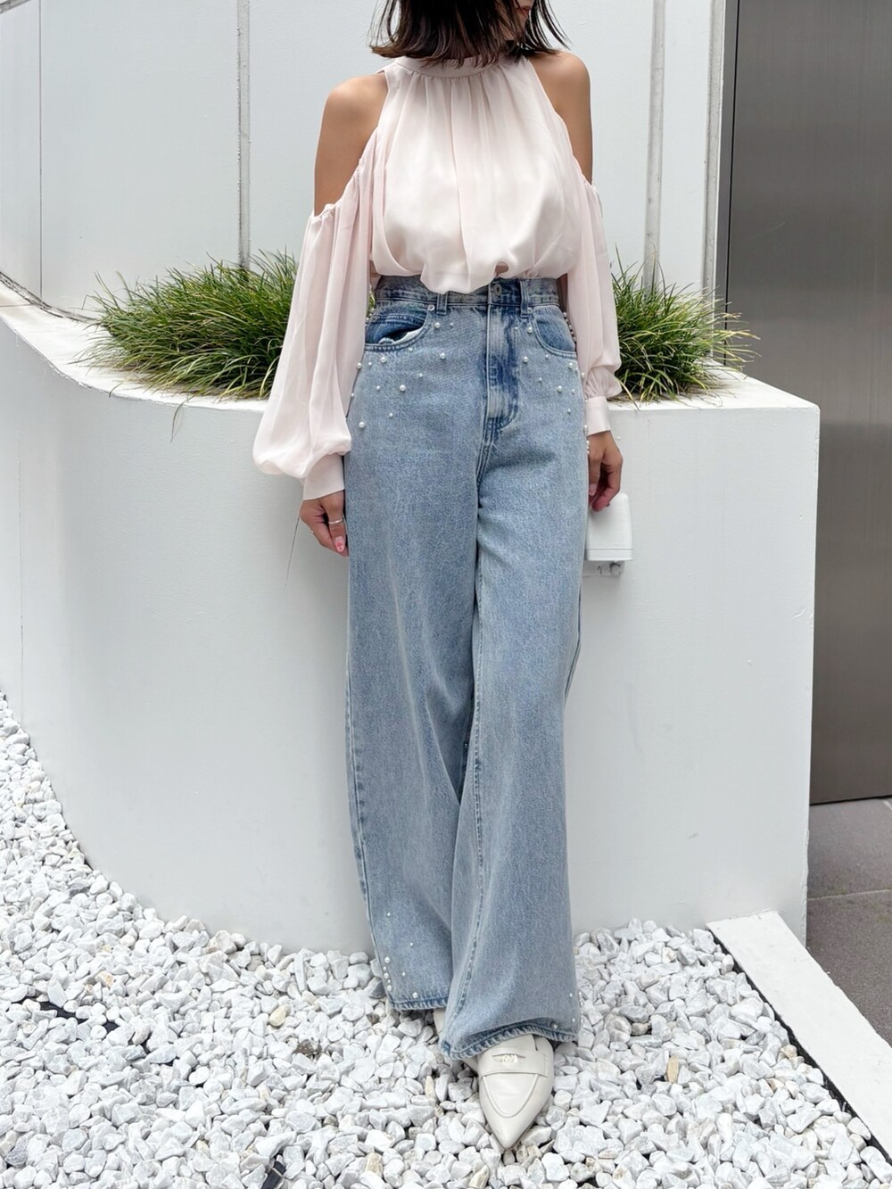 ブルー系のデニムパンツ、ピンク系のシャツ/ブラウスを着用したレディースの秋コーディネートの8枚目の写真