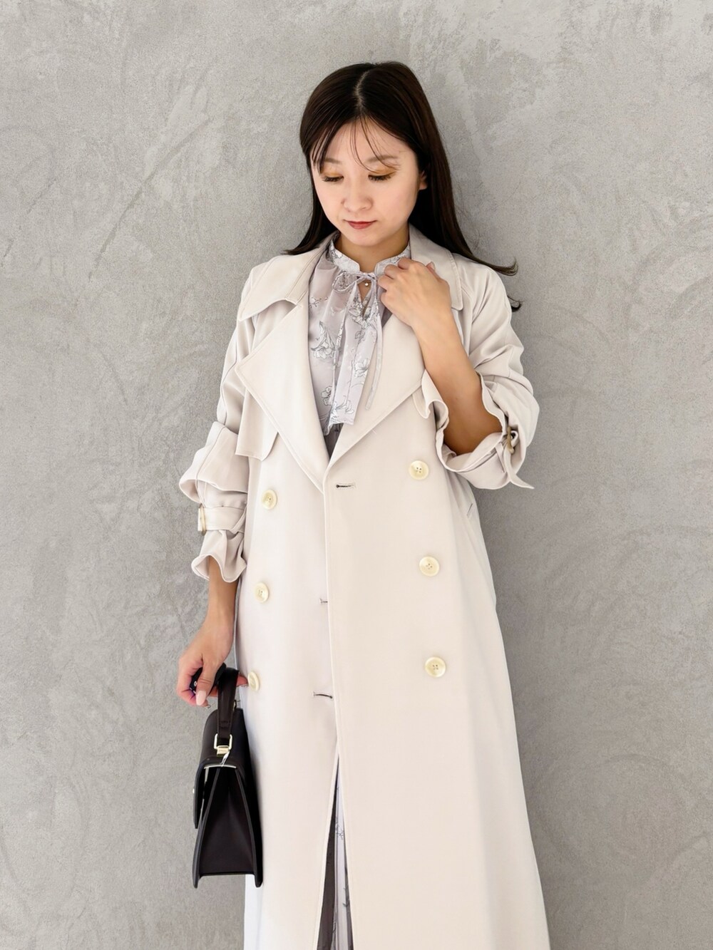 ピンク系のワンピース、ブラック系のブーツ、ブラウン系のハンドバッグを着用したレディースの春コーディネートの8枚目の写真