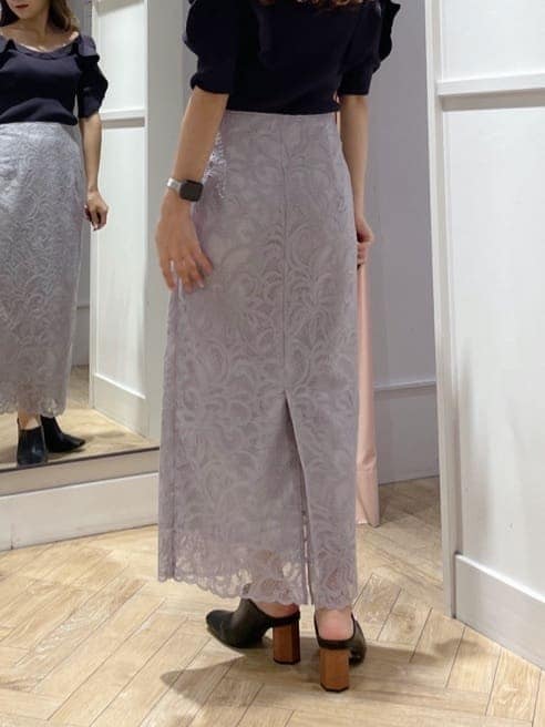 グレー系のスカート、ブラック系のサンダル、ブラウン系のニット/セーターを着用したレディースの夏コーディネートの4枚目の写真