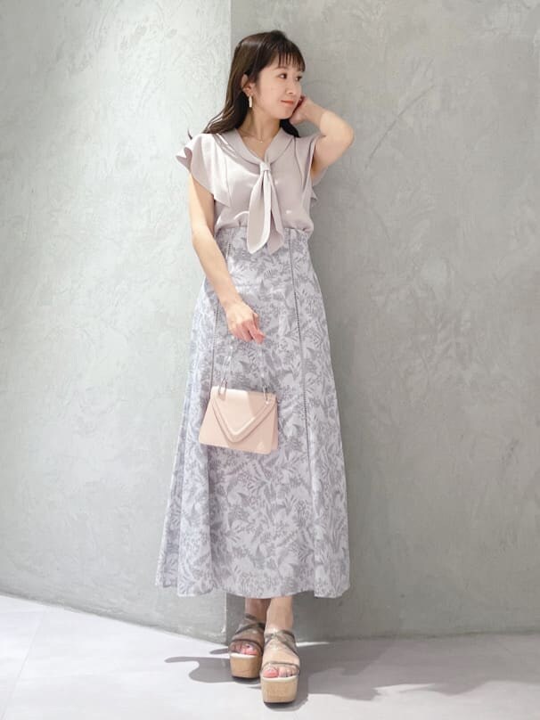 ピンク系のショルダーバッグ、グリーン系のサンダル、ピンク系のニット/セーターを着用したレディースの春コーディネートの8枚目の写真