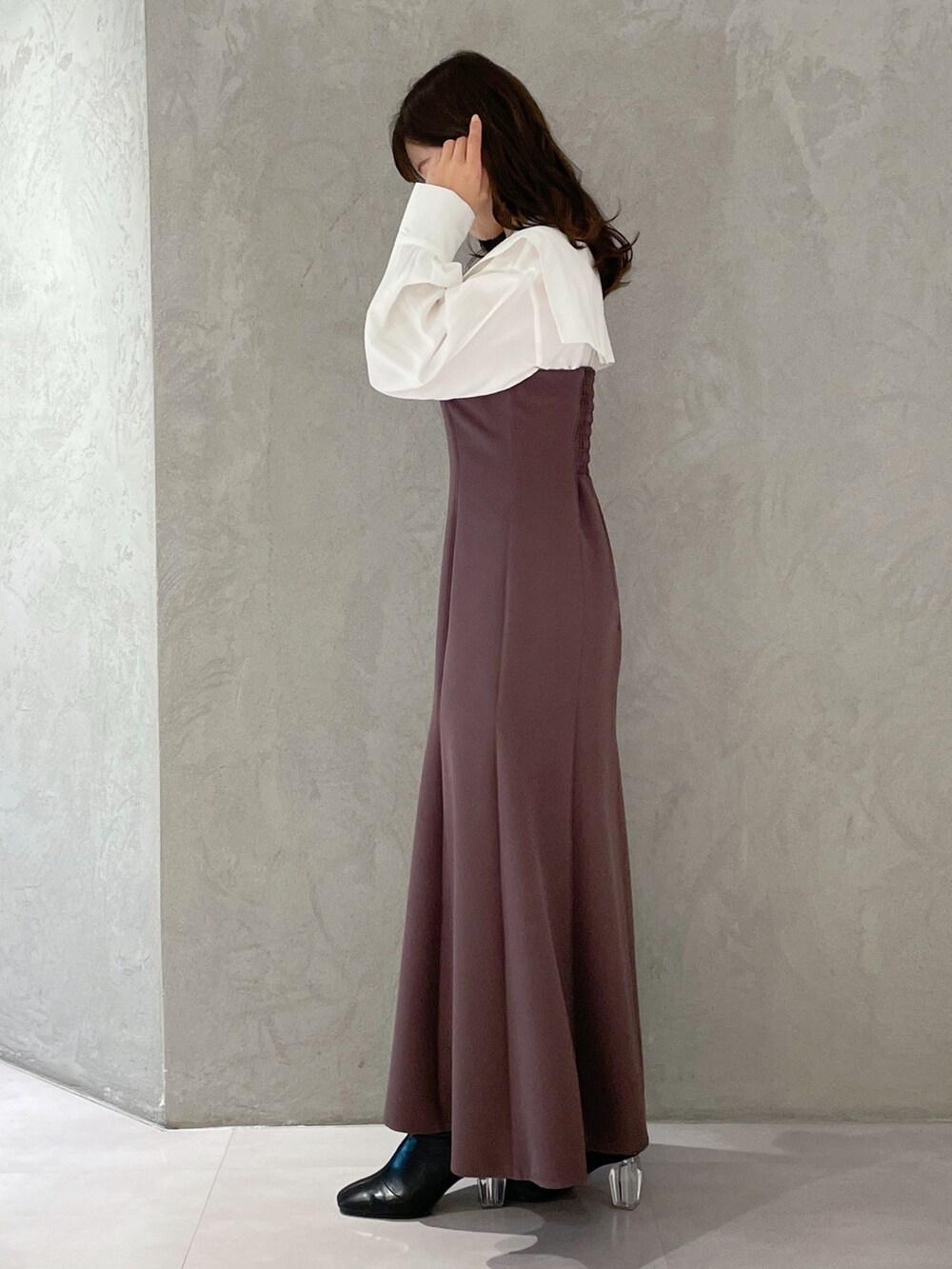 パープル系のワンピースを着用したレディースの冬コーディネートの5枚目の写真