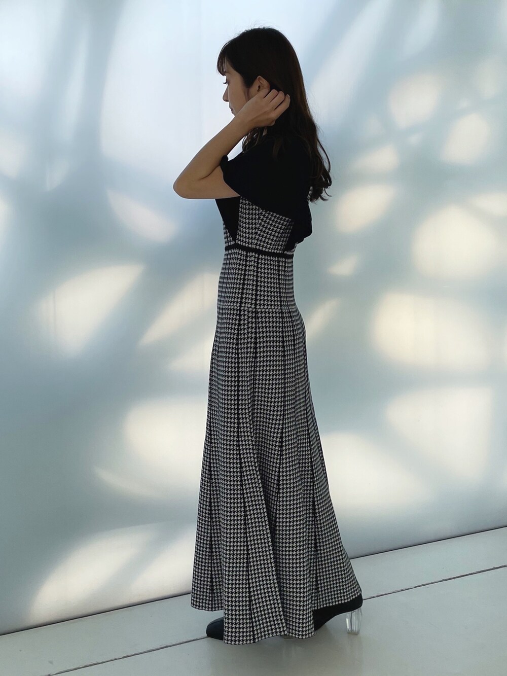 ブラック系のワンピースを着用したレディースの夏コーディネートの4枚目の写真