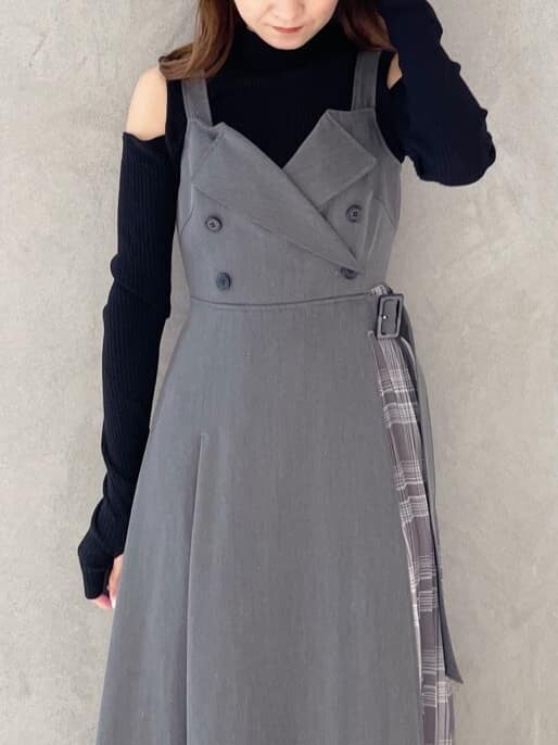 ブラック系のサンダル、ブラック系のニット/セーター、グレー系のジャンパースカートを着用したレディースの夏コーディネートの6枚目の写真