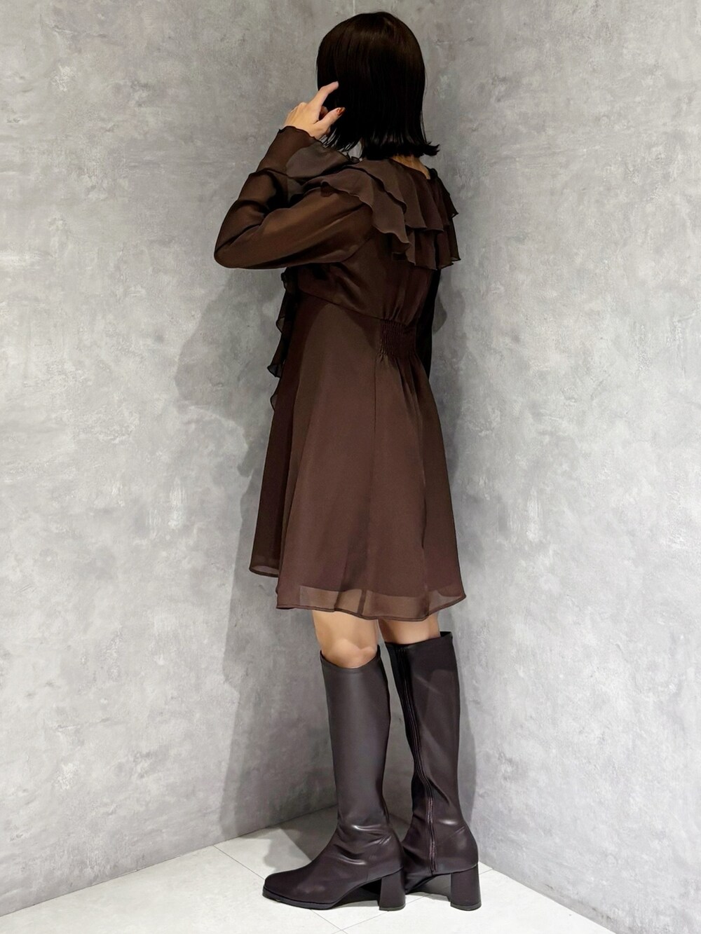 ブラウン系のワンピース、ブラウン系のブーツを着用したレディースの秋コーディネートの2枚目の写真