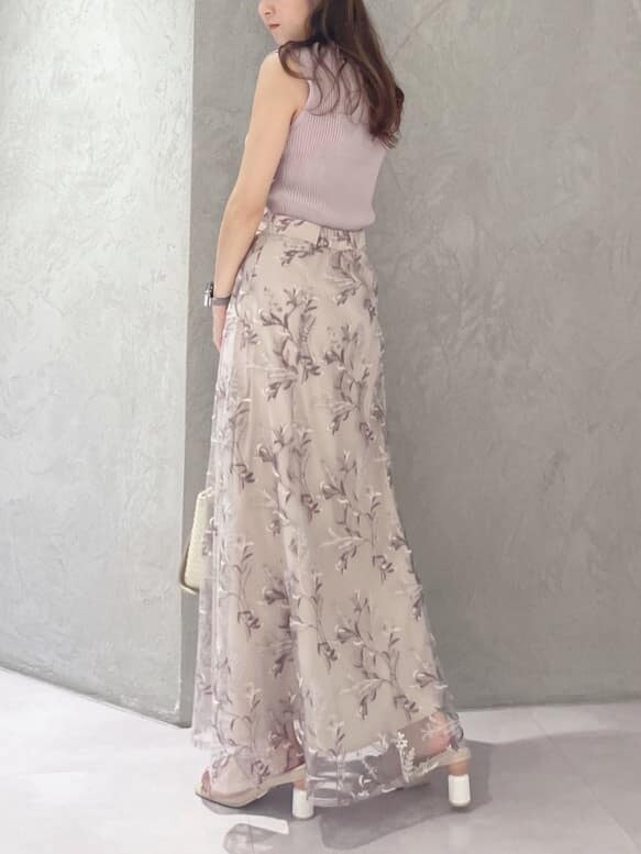 ベージュ系のトートバッグ、ピンク系のスカート、ベージュ系のサンダルを着用したレディースの夏コーディネートの5枚目の写真