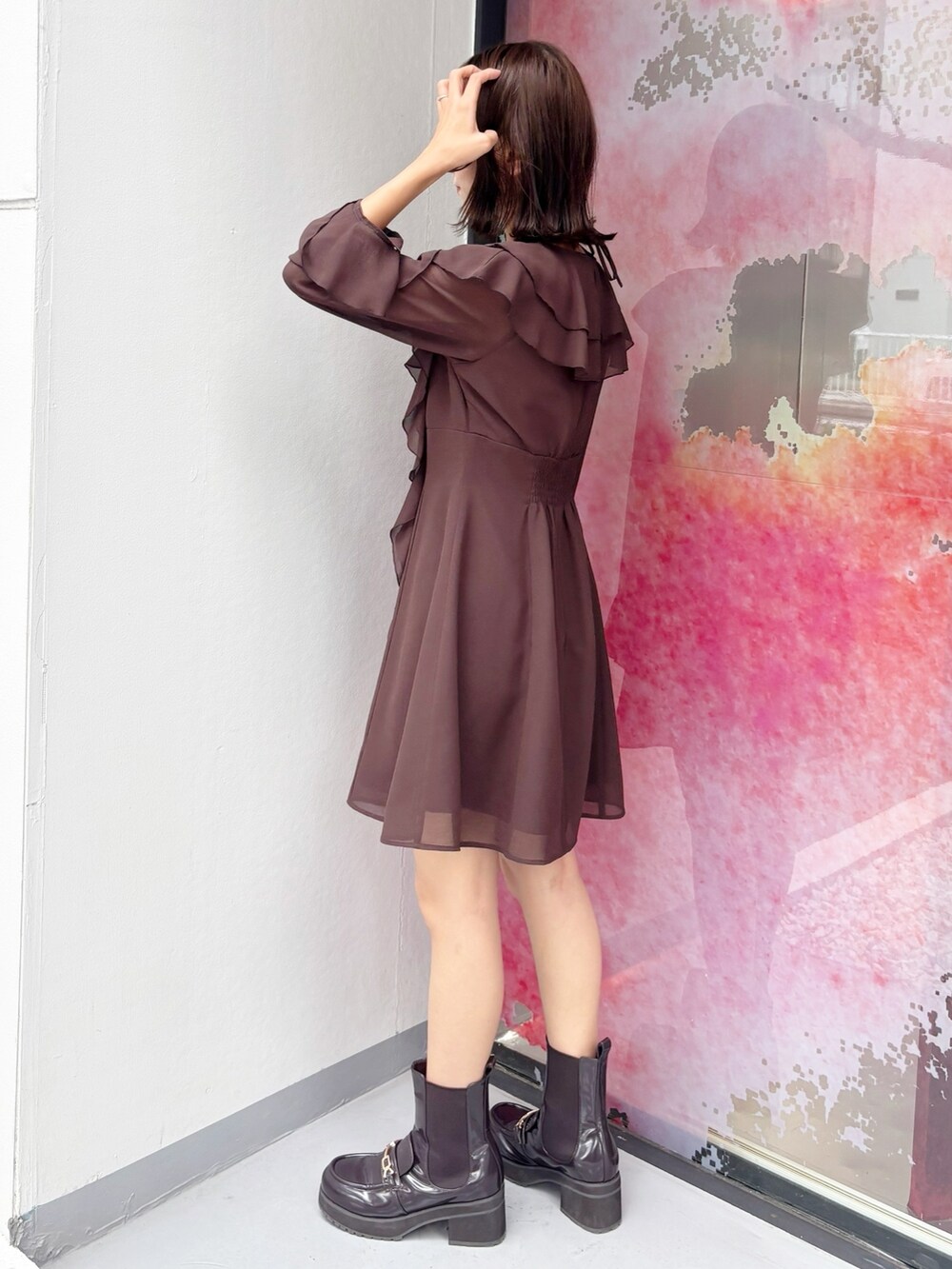 ブラウン系のワンピース、ブラウン系のブーツを着用したレディースの秋コーディネートの3枚目の写真