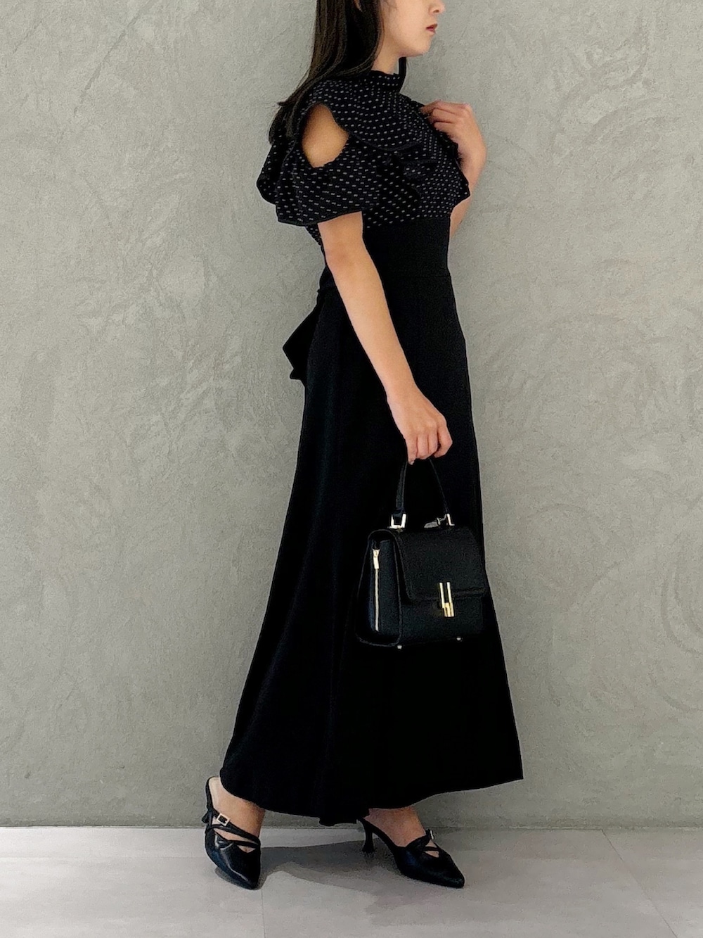 その他のワンピース、ブラック系のパンプス、ブラック系のショルダーバッグを着用したレディースの夏コーディネートの4枚目の写真
