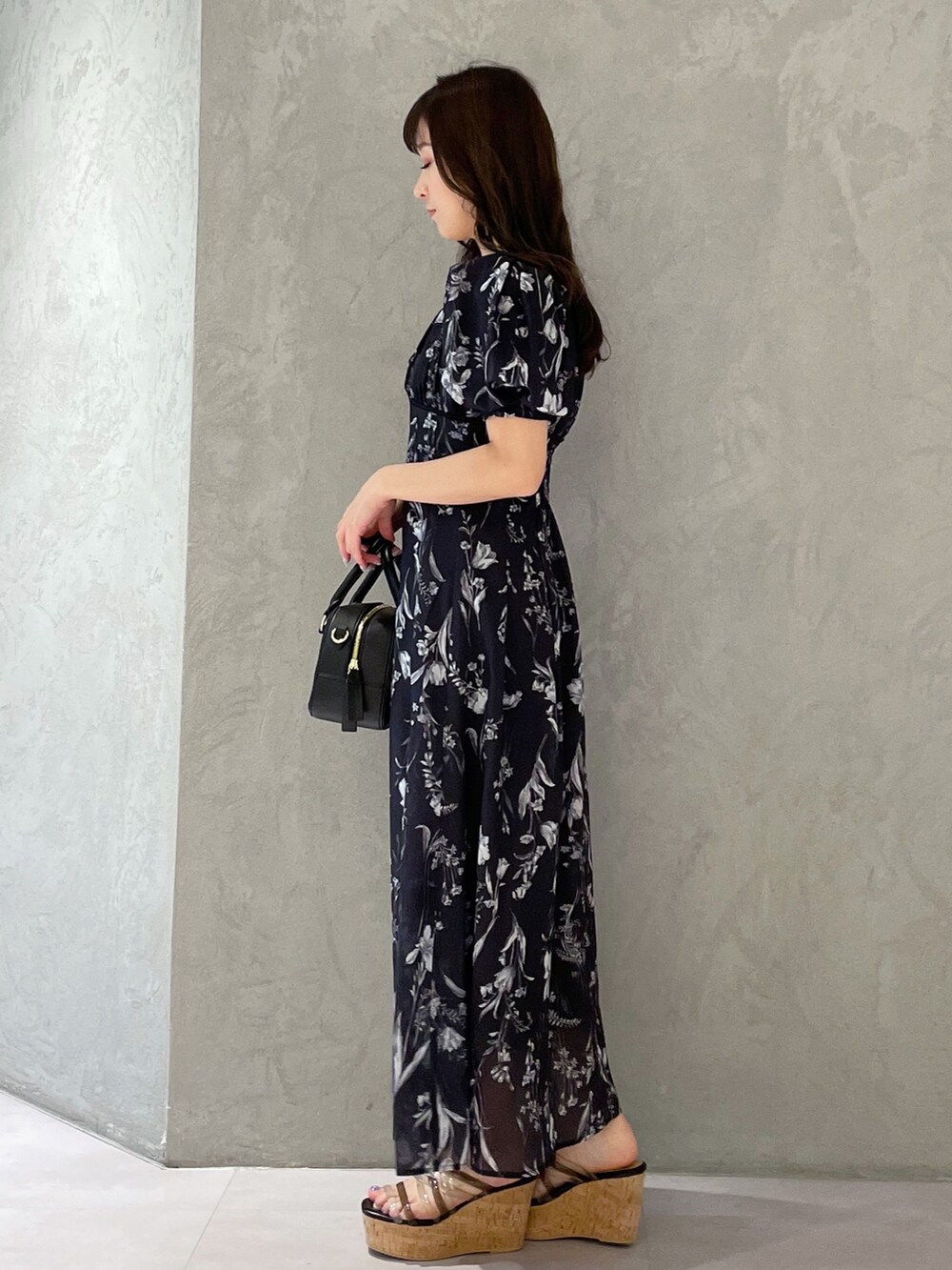 グレー系のワンピース、ブラック系のサンダルを着用したレディースの春コーディネートの5枚目の写真