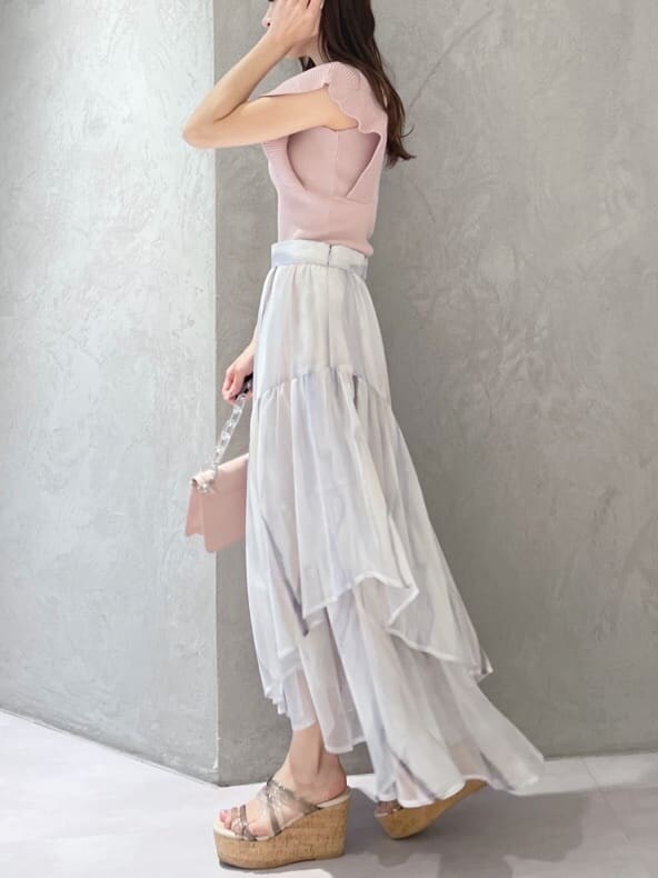 ピンク系のショルダーバッグ、グリーン系のサンダル、ピンク系のニット/セーターを着用したレディースの春コーディネートの4枚目の写真