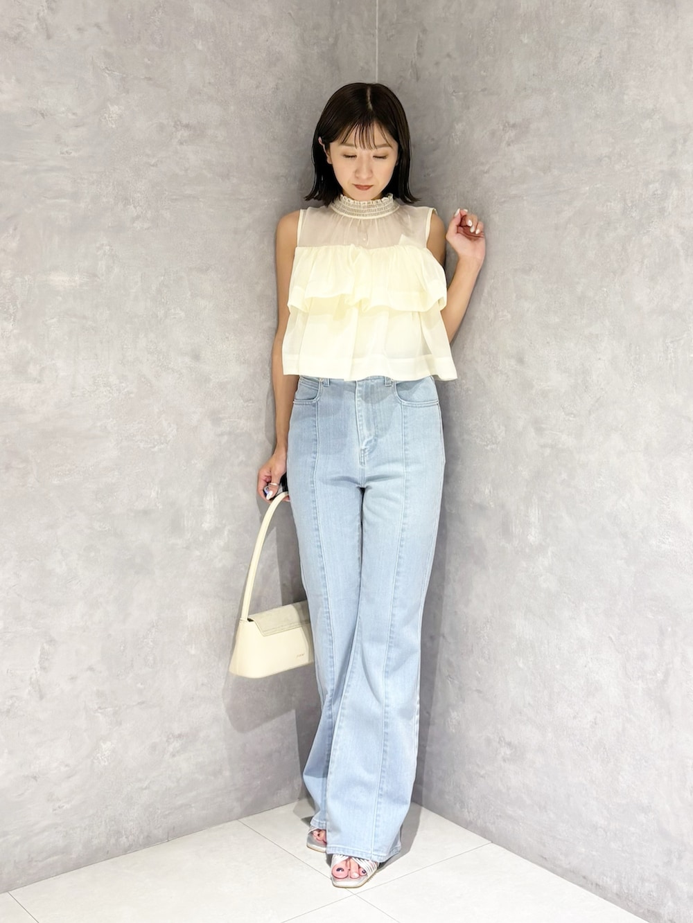 ブルー系のその他パンツ、ホワイト系のシャツ/ブラウス、シルバー系のサンダルを着用したレディースの夏コーディネートの6枚目の写真