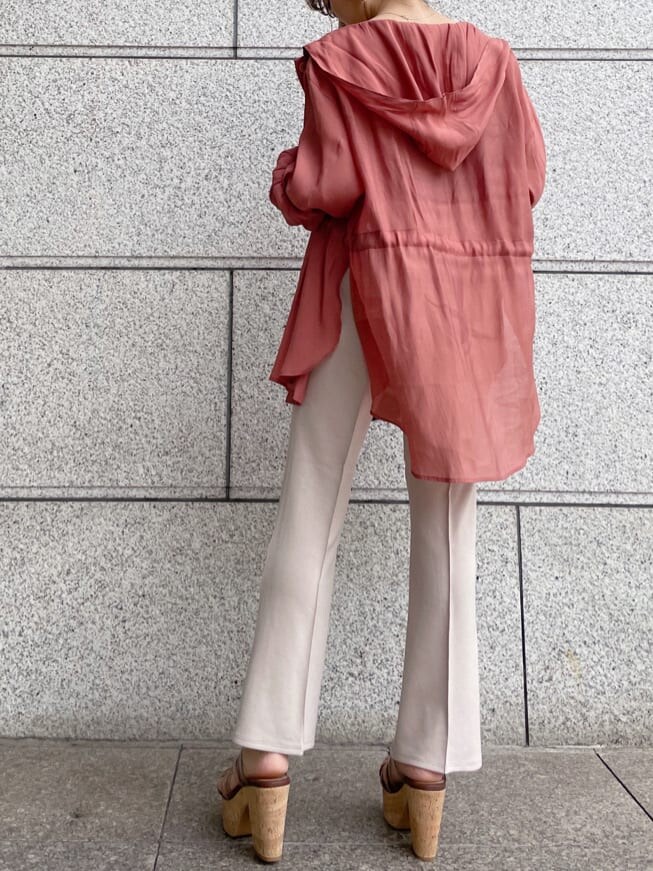 ベージュ系のサンダル、ブラック系のTシャツ/カットソー、ブラウン系のブルゾンを着用したレディースの夏コーディネートの4枚目の写真