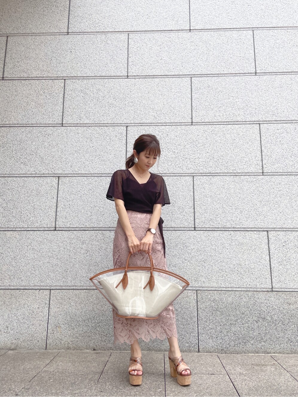 ベージュ系のサンダル、ベージュ系のスカート、ブラウン系のニット/セーターを着用したレディースの夏コーディネートの9枚目の写真