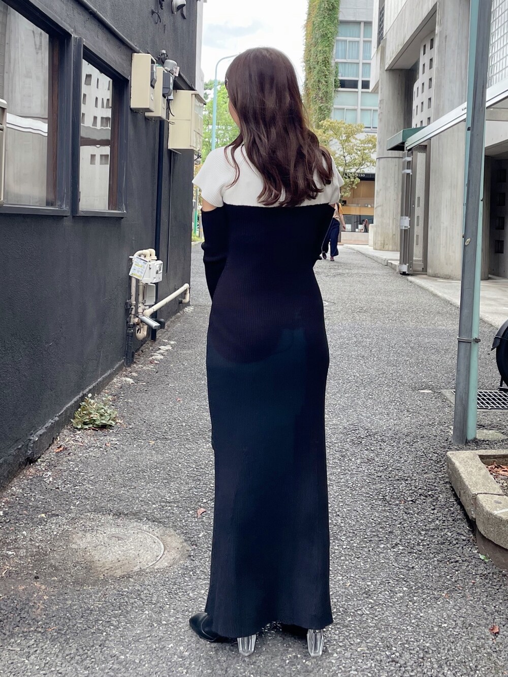 ブラック系のショルダーバッグ、ブラック系のワンピースを着用したレディースの夏コーディネートの3枚目の写真