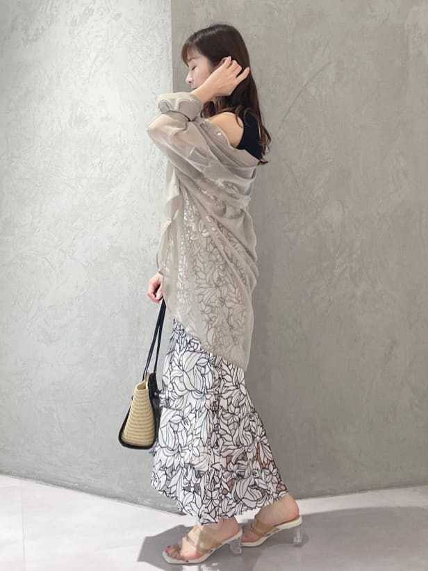 ベージュ系のサンダル、ブラック系のトートバッグ、ベージュ系のシャツ/ブラウスを着用したレディースの春コーディネートの4枚目の写真