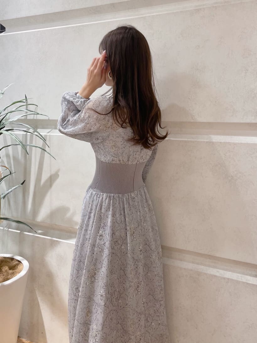 ベージュ系のその他シューズ、ベージュ系のトレンチコート、ブルー系のワンピースを着用したレディースの冬コーディネートの9枚目の写真