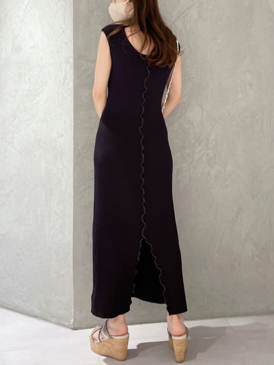 ブラック系のワンピース、ホワイト系のショルダーバッグ、グリーン系のサンダルを着用したレディースの春コーディネートの6枚目の写真